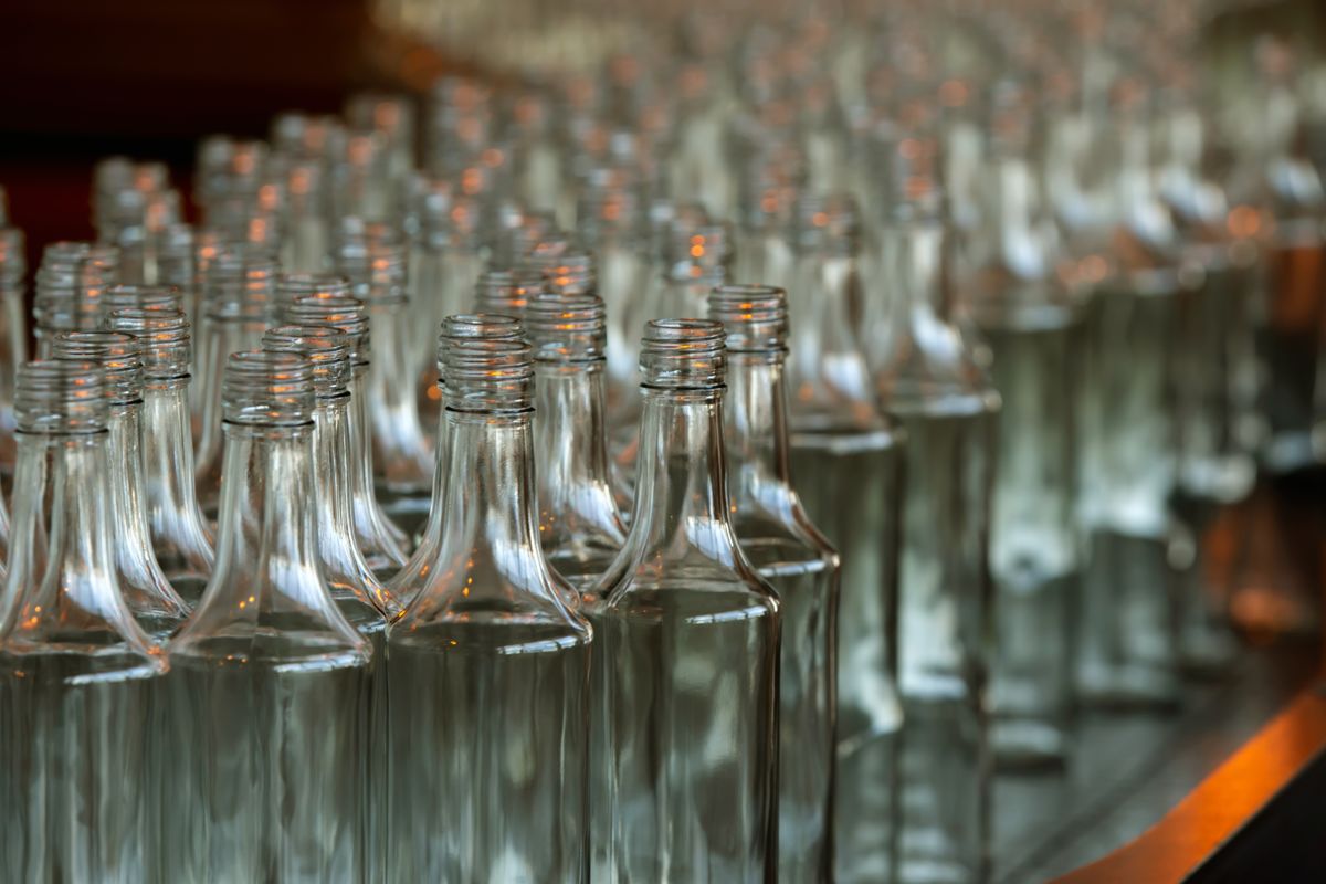 Die Herstellung von Glasflaschen läuft an.